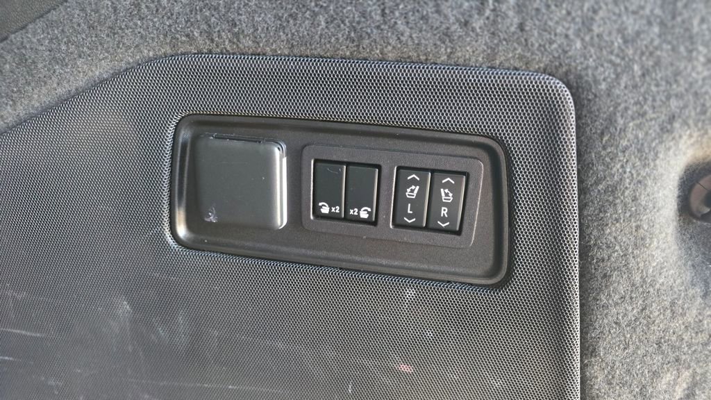 Used 2023 Cadillac Escalade ESV Sport Platinum AWD/4WD image 18