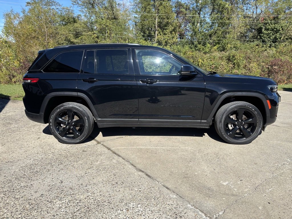 Used 2023 Jeep Grand Cherokee Altitude image 8