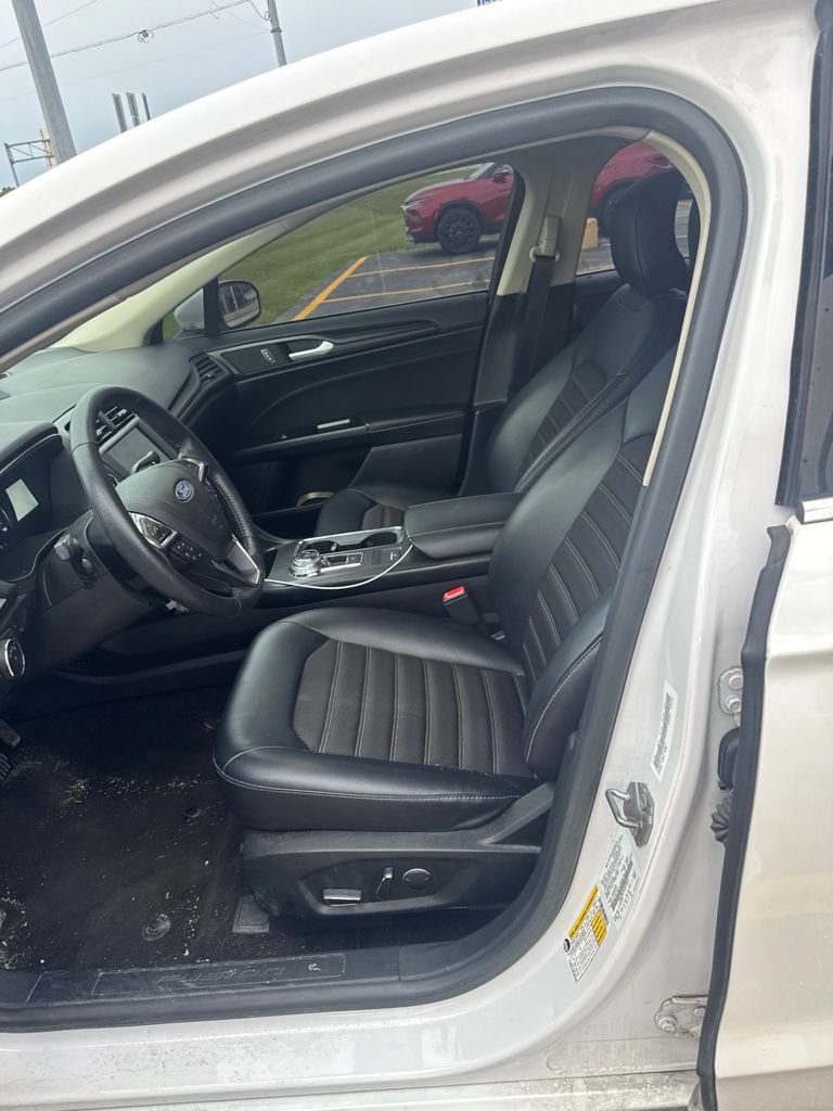Used 2018 Ford Fusion SE w/ Equipment Group 201A FWD image 9
