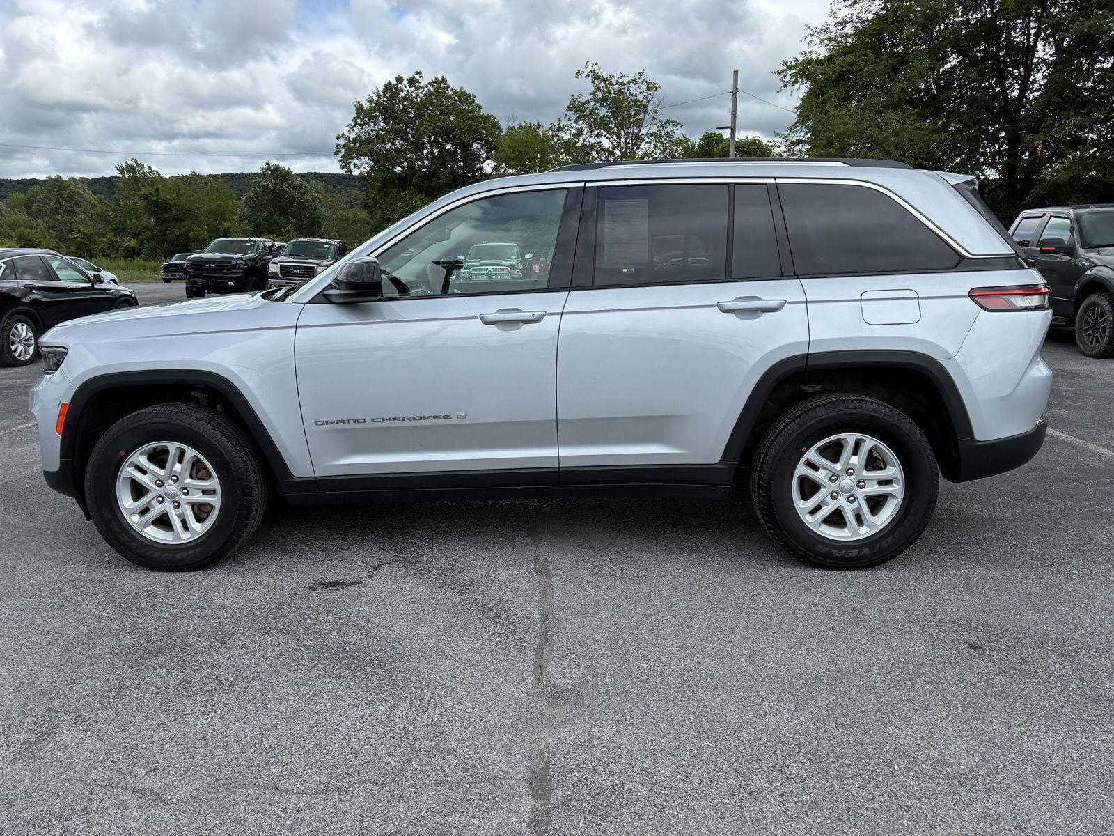 Used 2023 Jeep Grand Cherokee Laredo AWD/4WD image 4