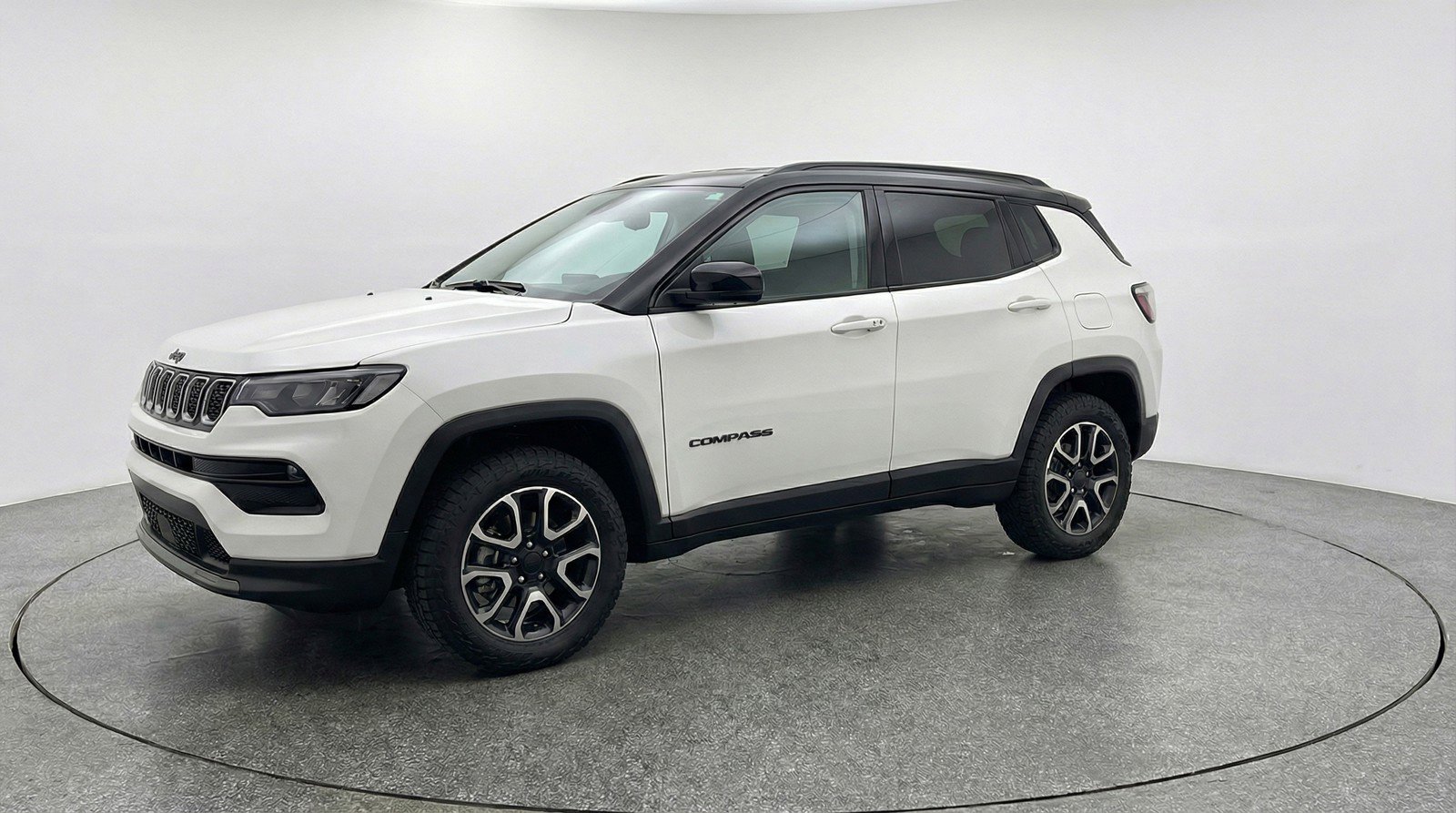 Used 2025 Jeep Compass Trailhawk image 3