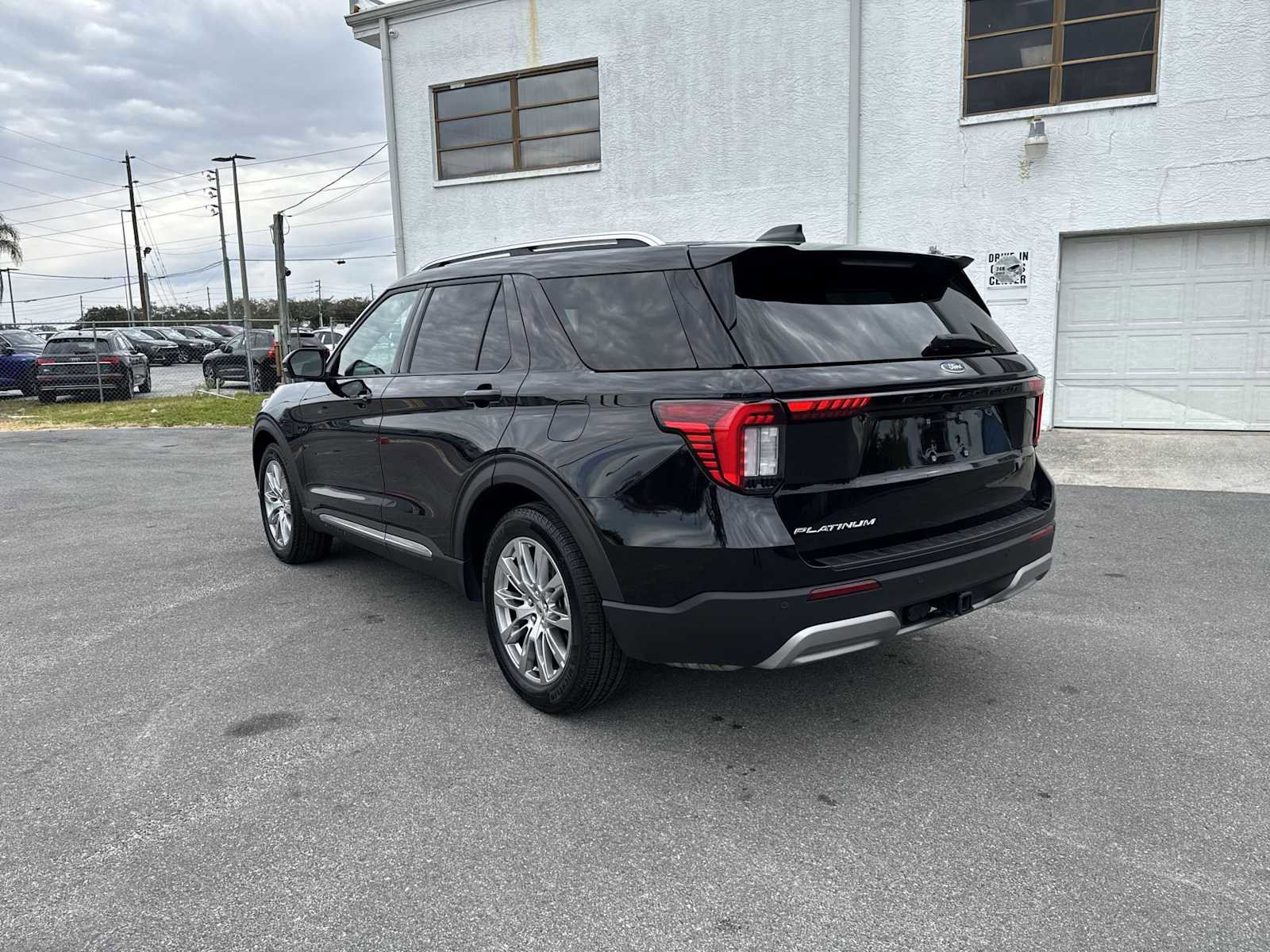 Used 2025 Ford Explorer Platinum RWD image 4