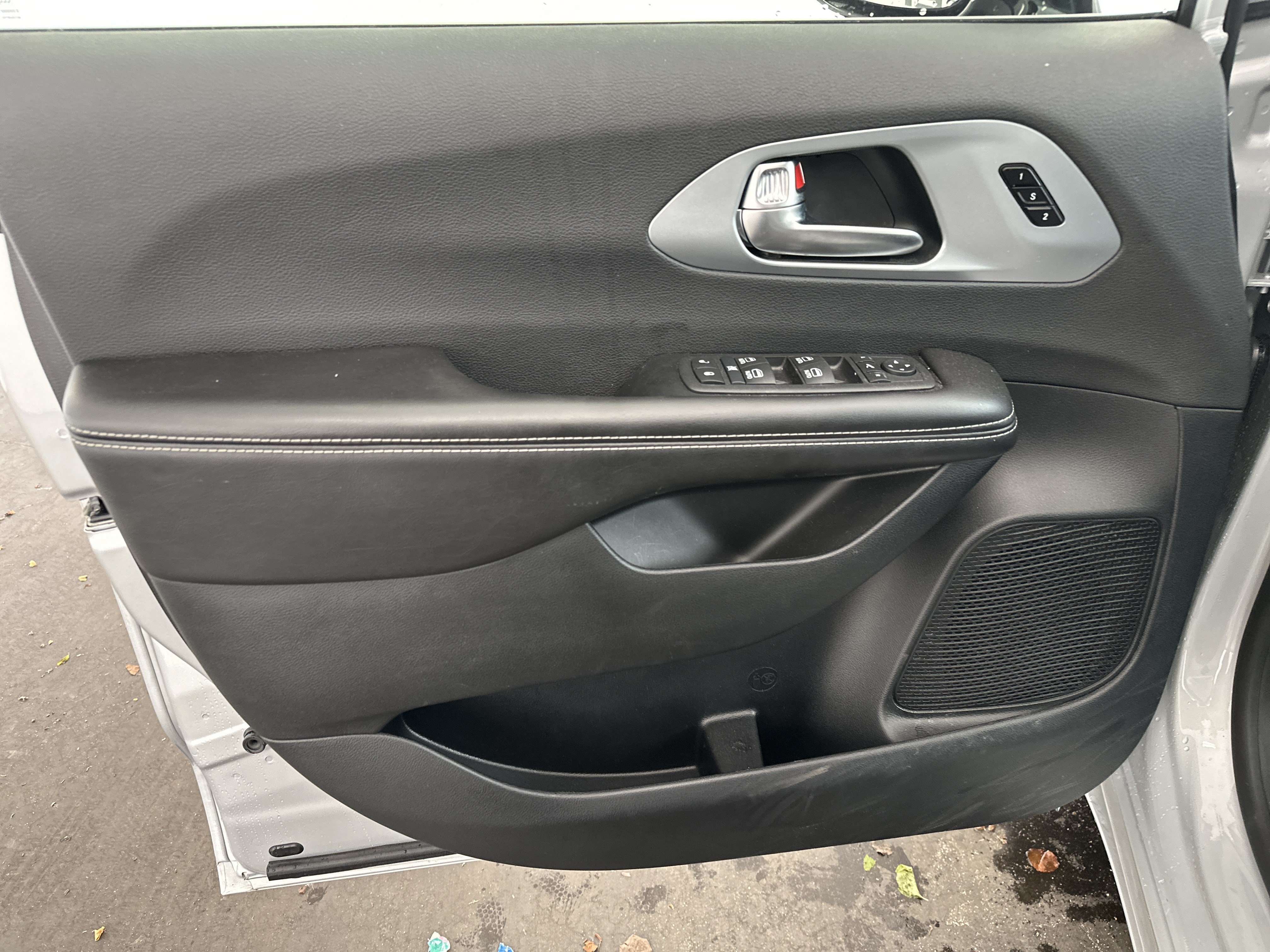 Used 2026 Chrysler Pacifica Limited FWD image 13