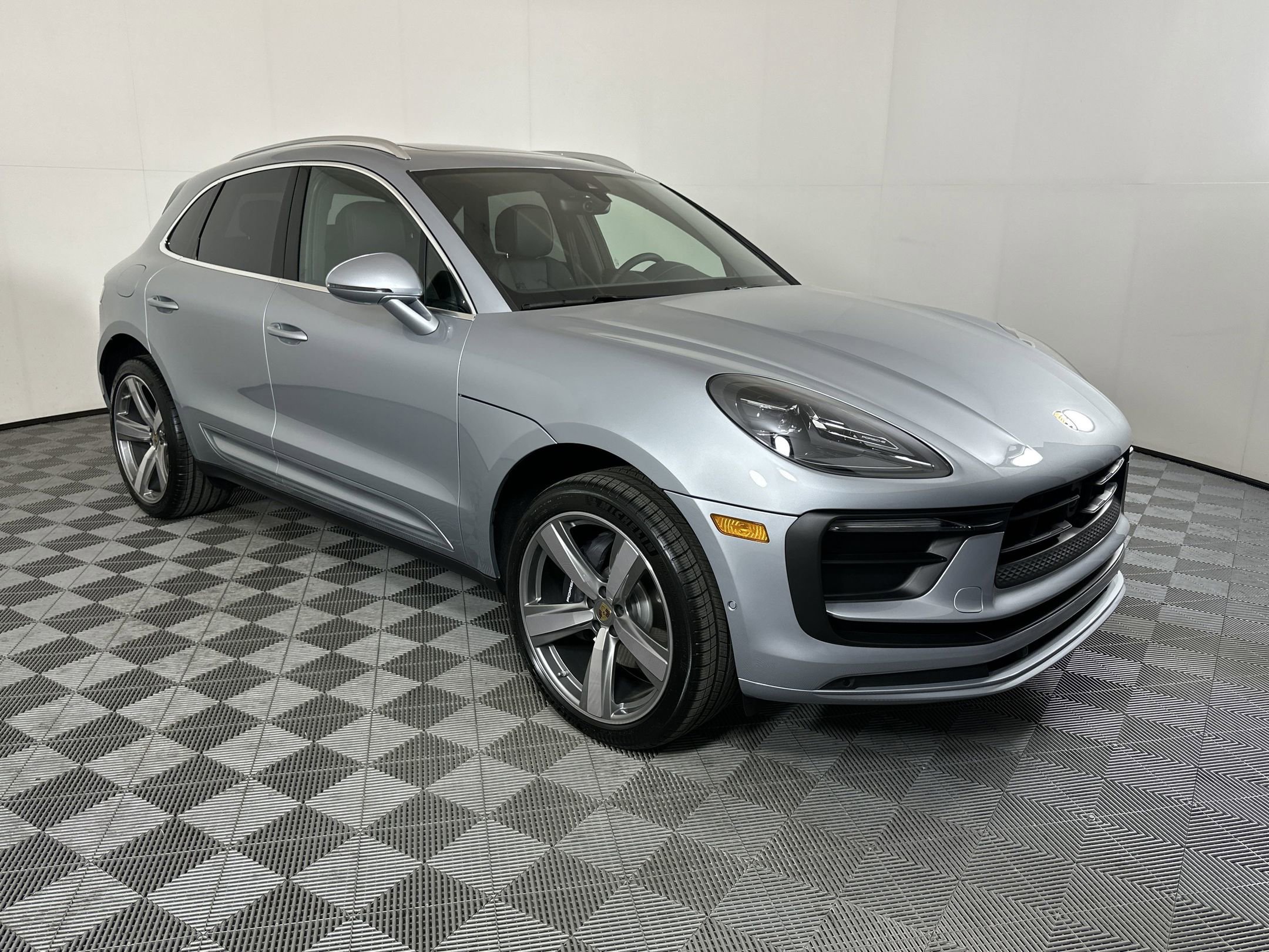 Certified 2025 Porsche Macan image 8