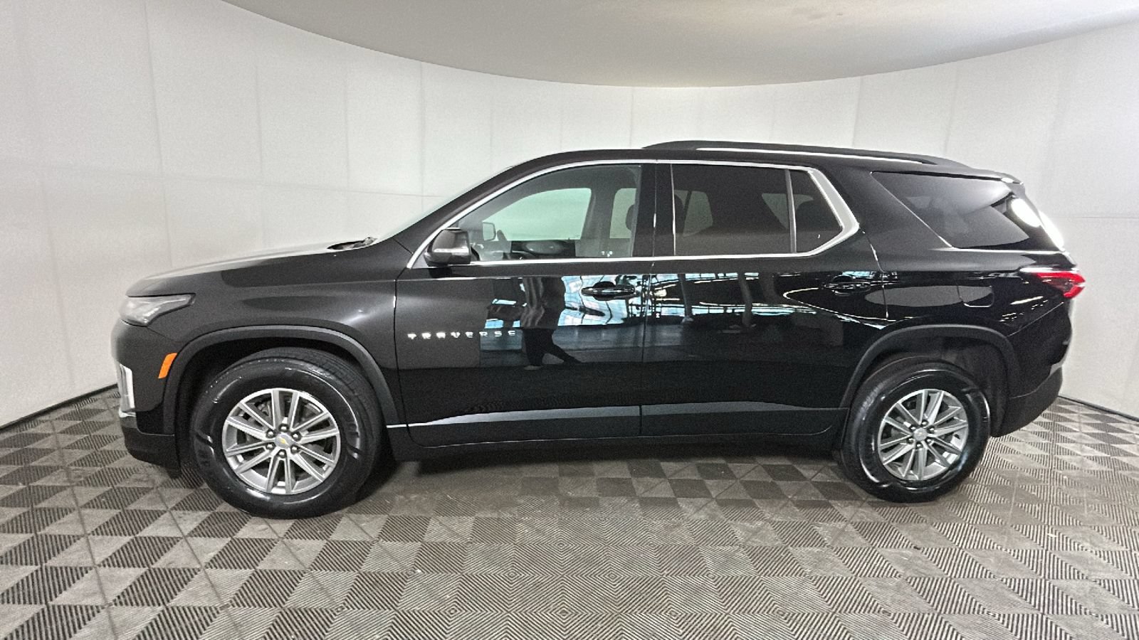 Used 2023 Chevrolet Traverse LT FWD image 6