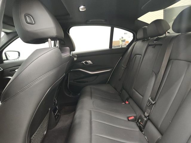 Used 2019 BMW 330i Sedan w/ M Sport Package image 10
