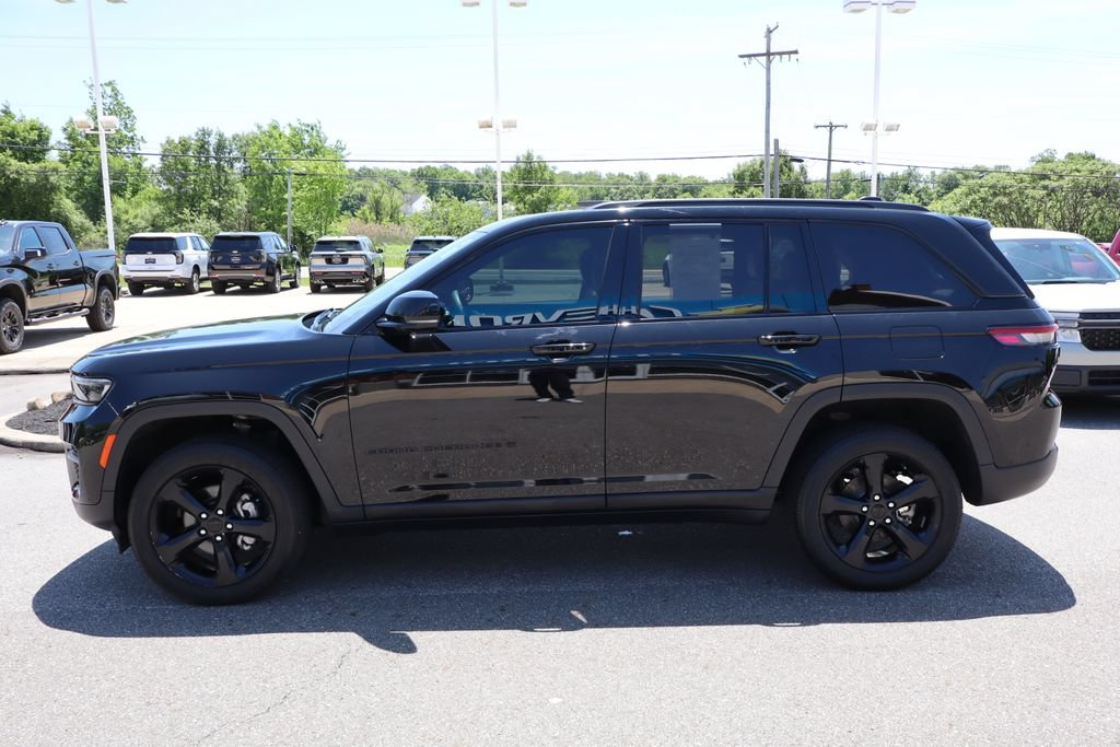 Used 2024 Jeep Grand Cherokee Altitude AWD/4WD image 27