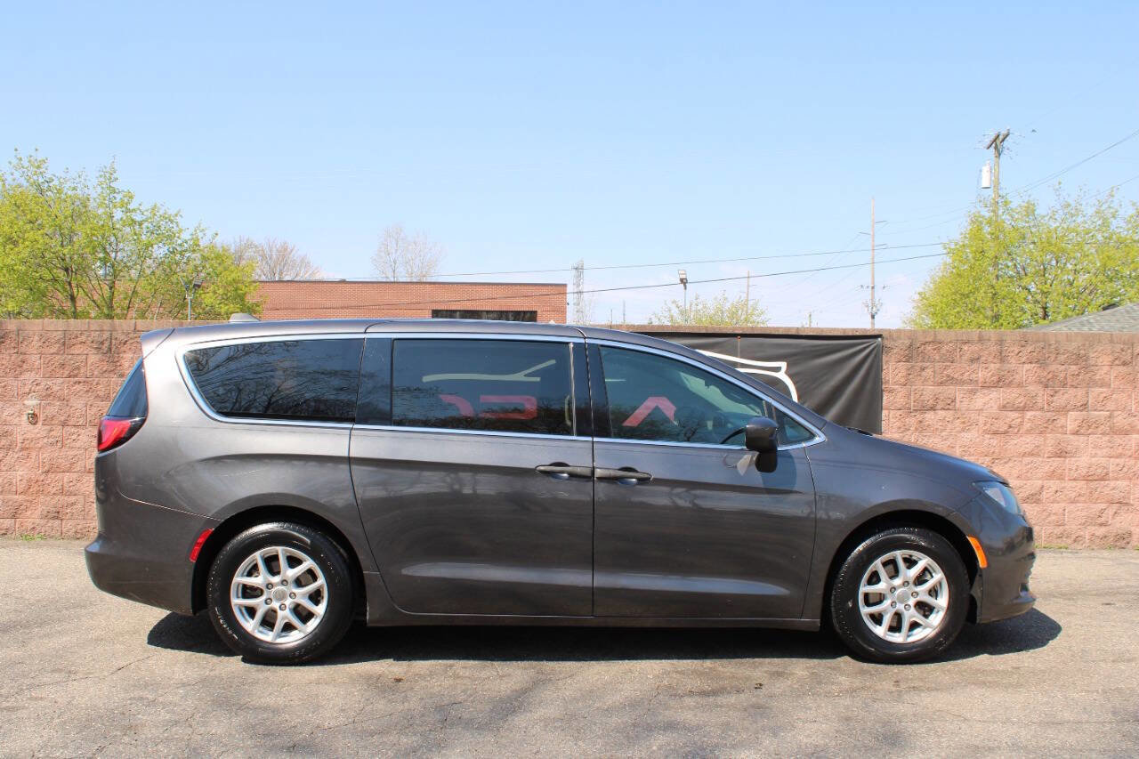 Used 2018 Chrysler Pacifica L FWD image 5