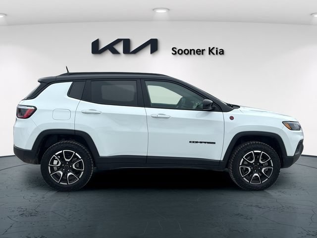 Used 2025 Jeep Compass Trailhawk AWD/4WD image 7