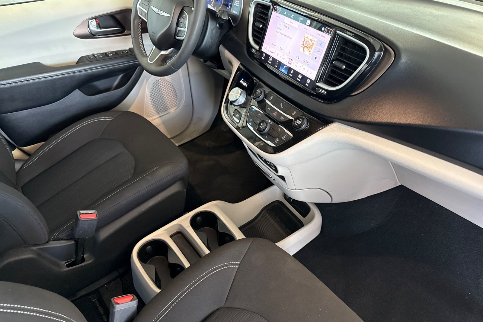 Certified 2022 Chrysler Voyager LX FWD image 17