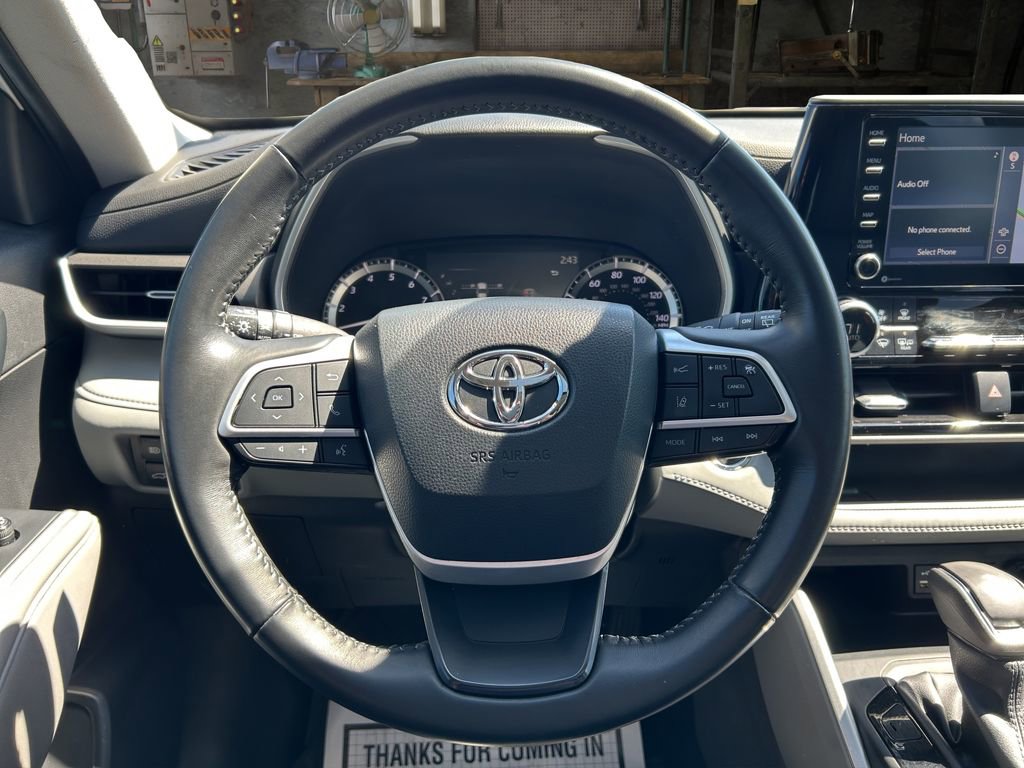 Used 2022 Toyota Highlander XLE AWD/4WD image 19