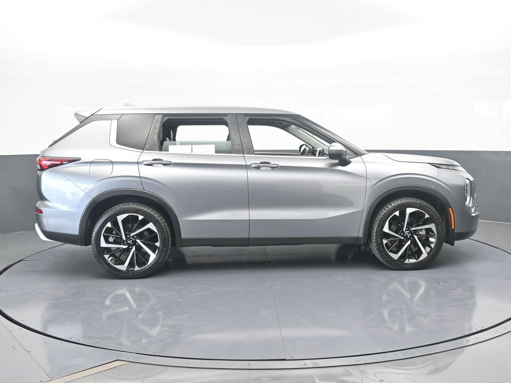 Used 2022 Mitsubishi Outlander SE image 7
