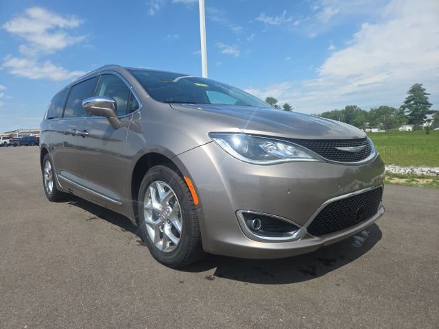 Used 2018 Chrysler Pacifica Limited w/ Advanced Safetytec Group FWD image 1
