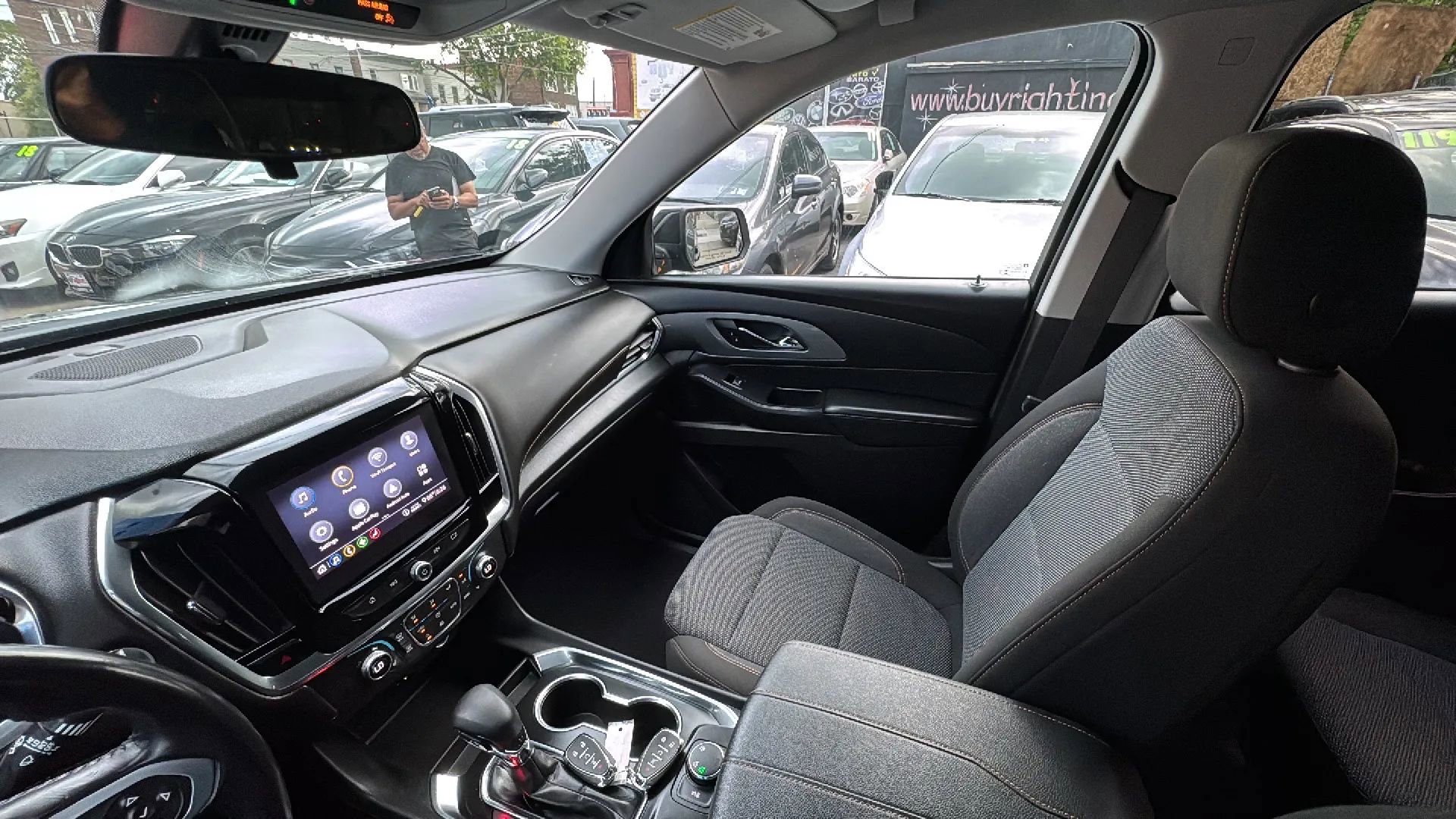 Used 2021 Chevrolet Traverse LT image 32