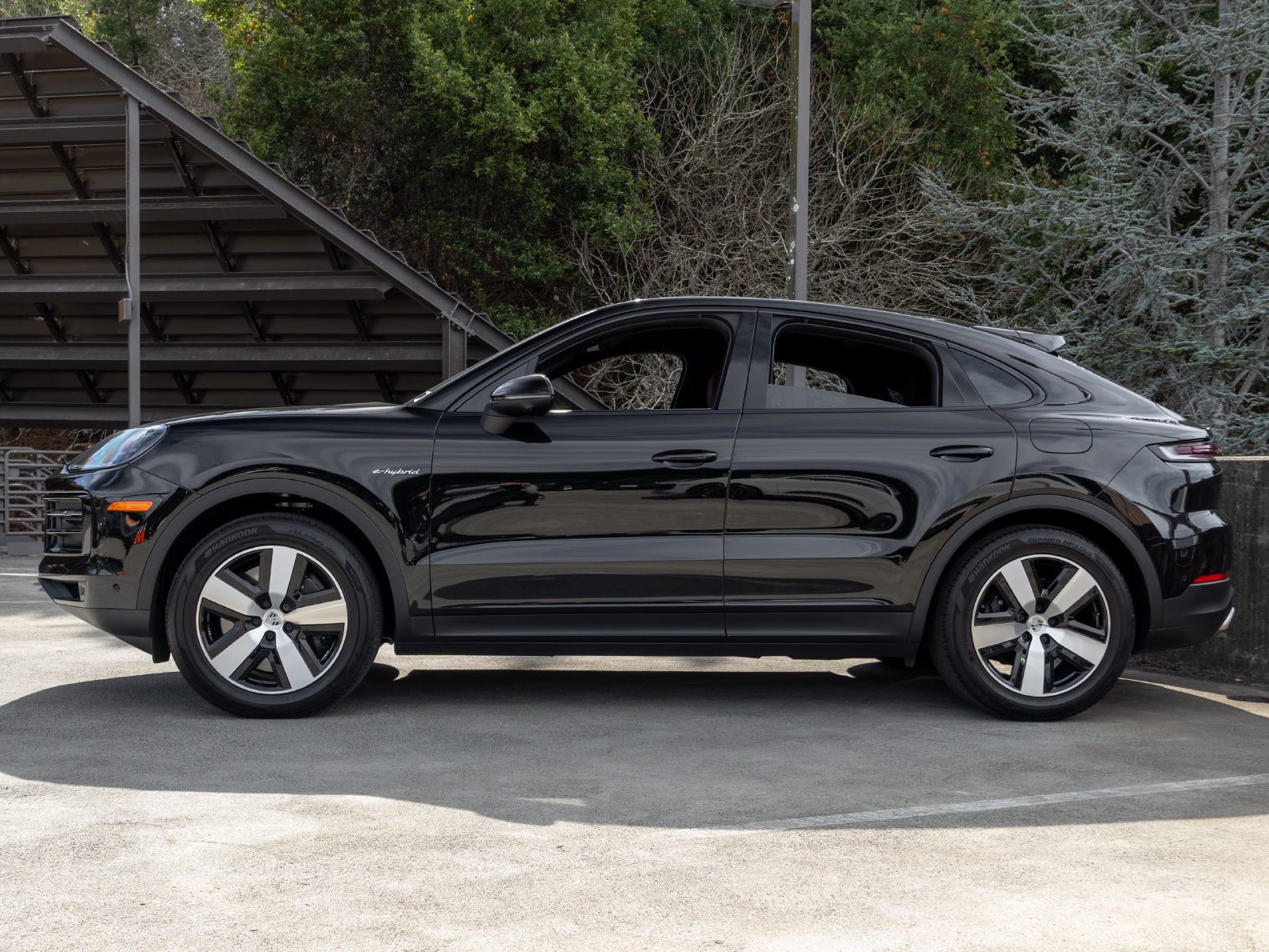 Certified 2025 Porsche Cayenne E-Hybrid Coupe w/ Premium Package Plus AWD/4WD image 2
