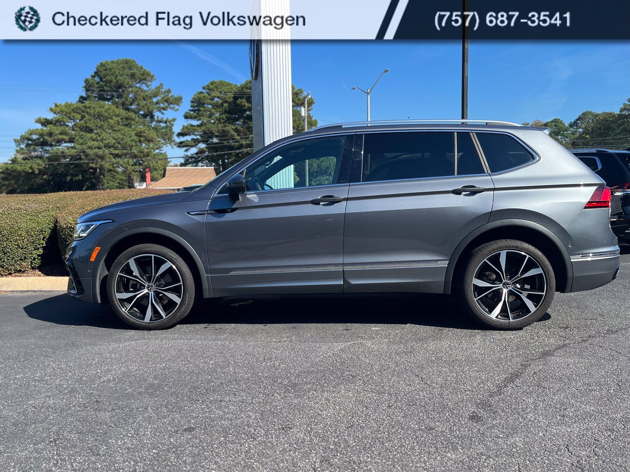 Used 2024 Volkswagen Tiguan SEL R-Line AWD/4WD image 4
