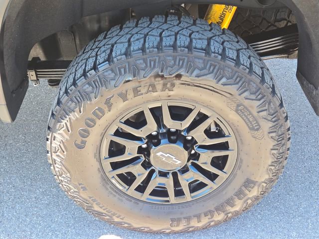 Used 2024 Chevrolet Silverado 2500 ZR2 w/ Technology Package AWD/4WD image 11