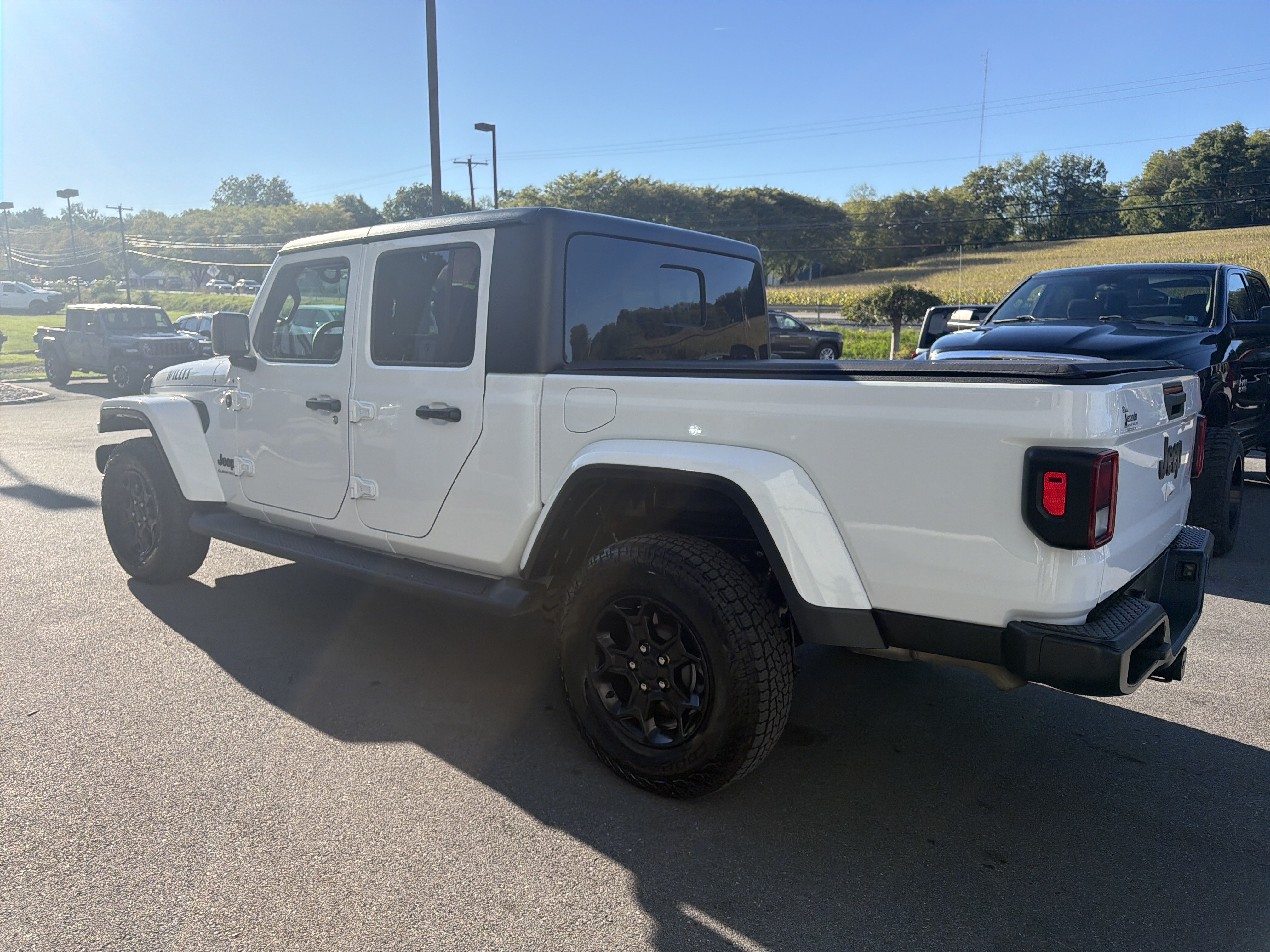 Used 2023 Jeep Gladiator Sport AWD/4WD image 6
