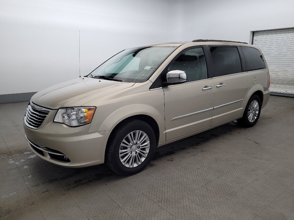 Used 2015 Chrysler Town & Country Touring-L w/ Driver Convenience Group image 2