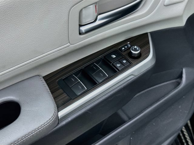 Used 2024 Toyota Sienna Limited AWD/4WD image 18