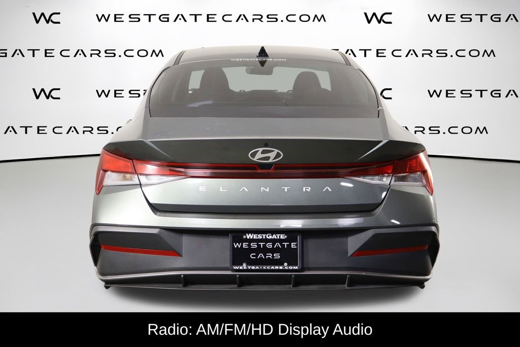 Used 2025 Hyundai Elantra SE FWD image 4