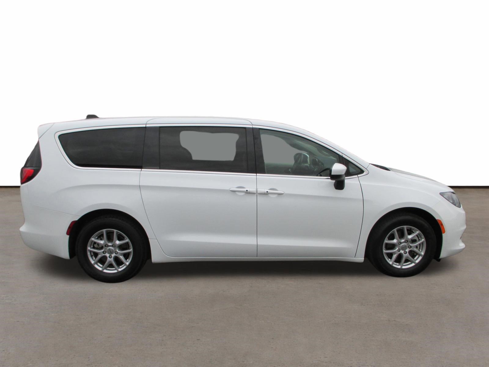 Used 2022 Chrysler Voyager LX FWD image 2