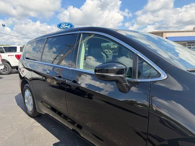 Used 2024 Chrysler Pacifica Touring-L FWD image 6