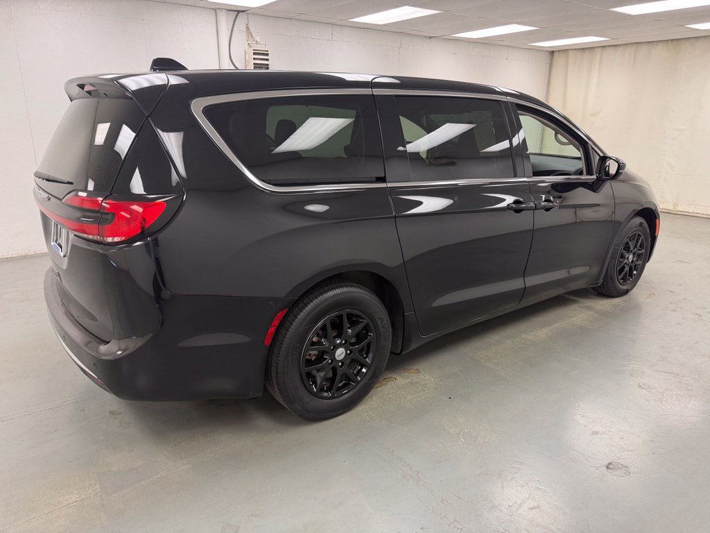 Used 2024 Chrysler Pacifica Touring-L FWD image 5