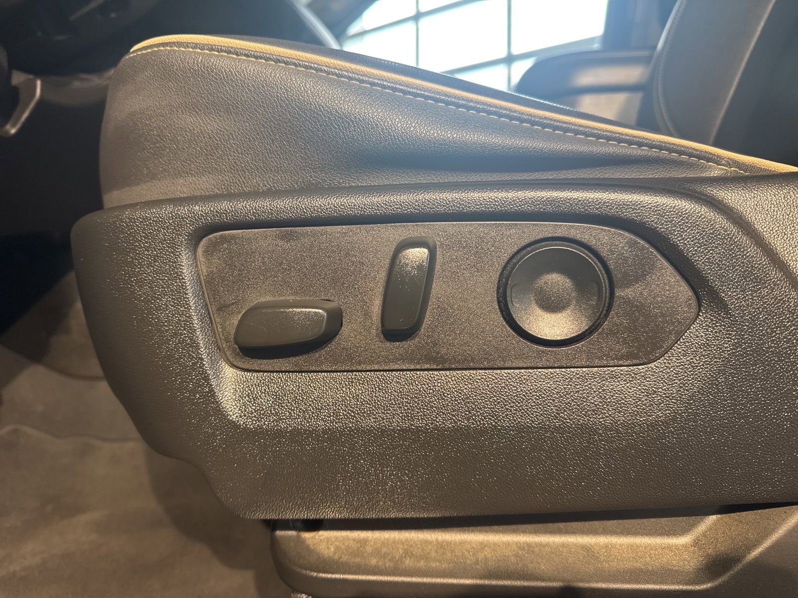 Used 2023 GMC Yukon SLT image 24