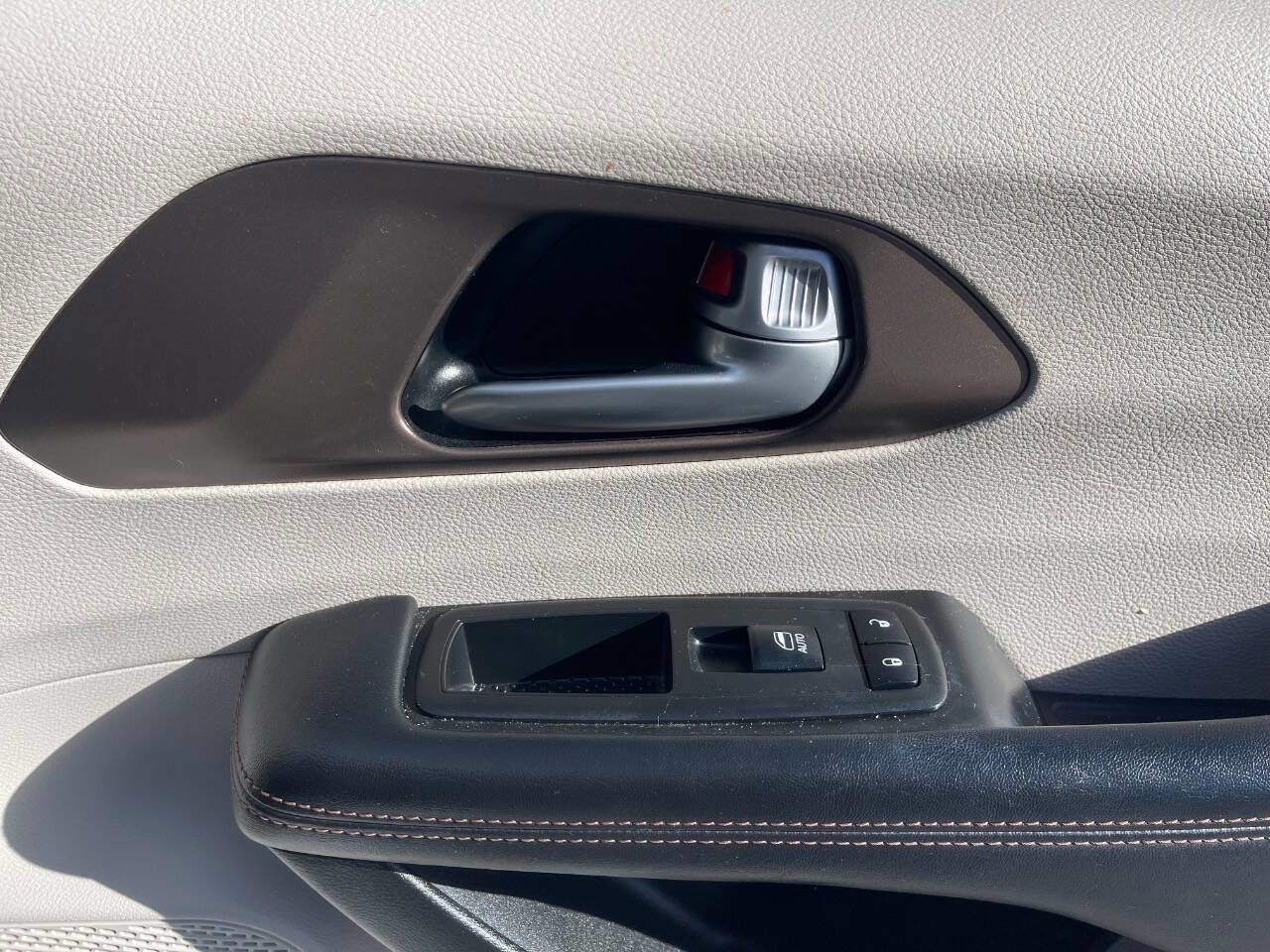 Used 2018 Chrysler Pacifica Touring-L image 36