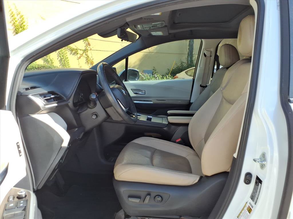 Used 2022 Toyota Sienna Limited image 12