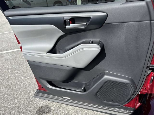 Used 2025 Toyota Highlander XLE image 19