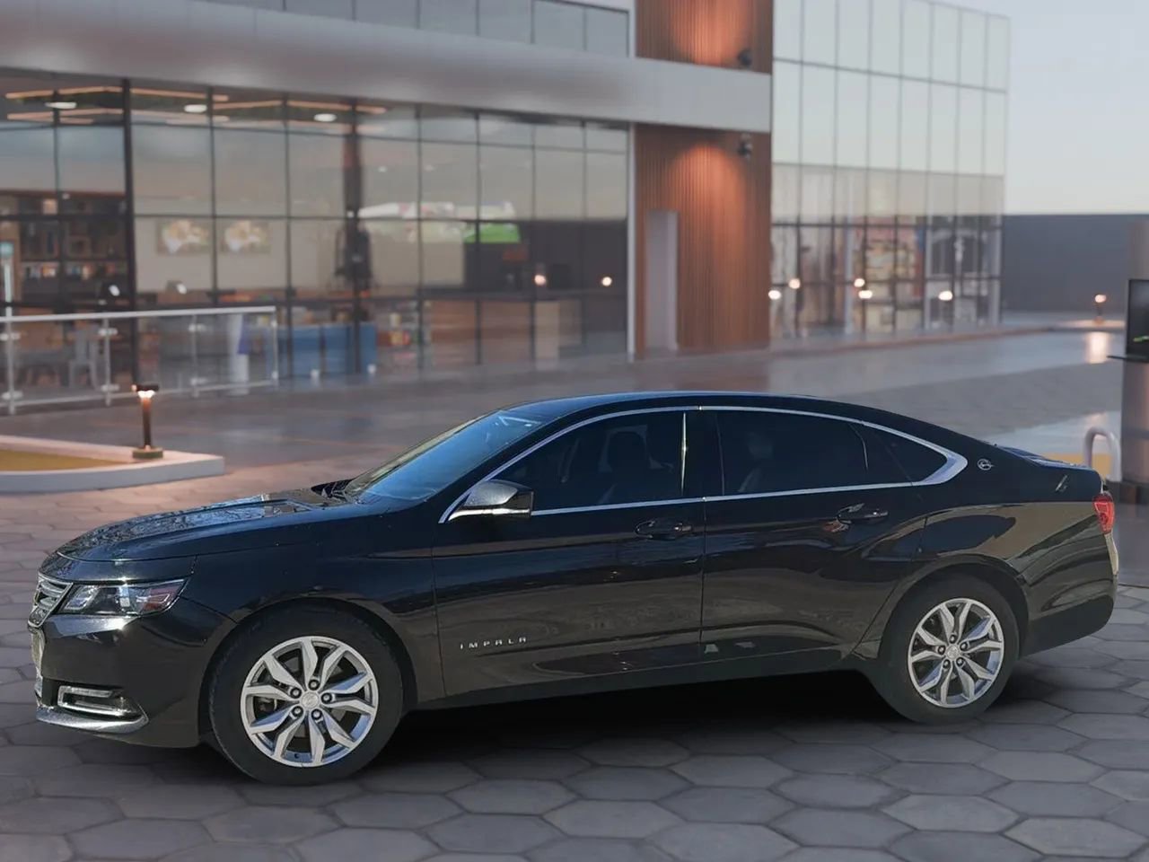 Used 2018 Chevrolet Impala LT image 2