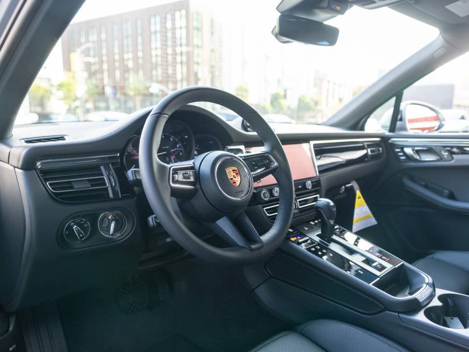 Certified 2026 Porsche Macan AWD/4WD image 4
