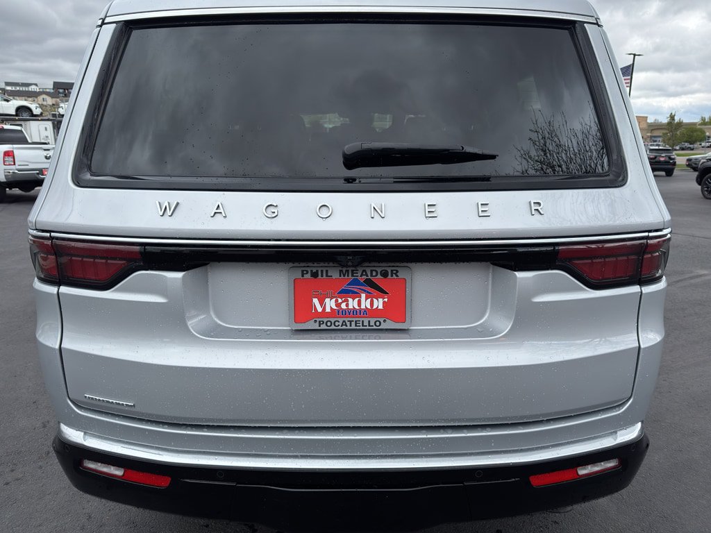 Used 2023 Jeep Wagoneer 4WD image 3