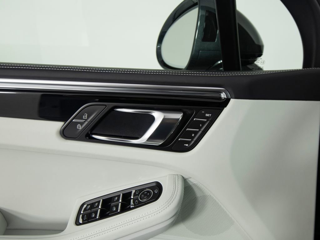 Certified 2026 Porsche Macan AWD/4WD image 19