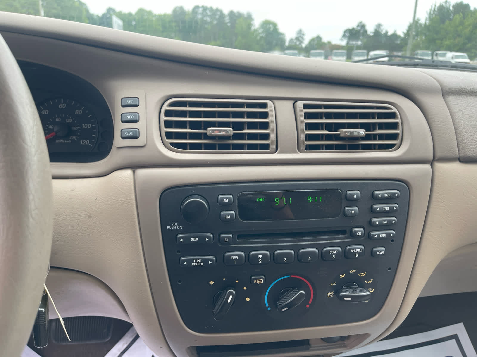 Used 2005 Ford Taurus SE FWD image 16