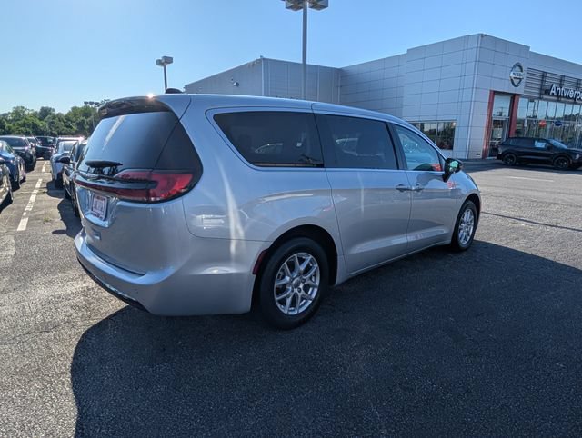 Used 2024 Chrysler Pacifica Touring-L FWD image 3