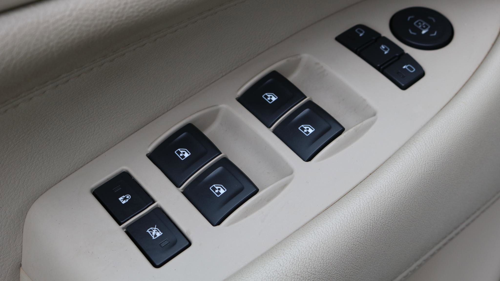 Used 2015 Cadillac Escalade Luxury AWD/4WD image 11