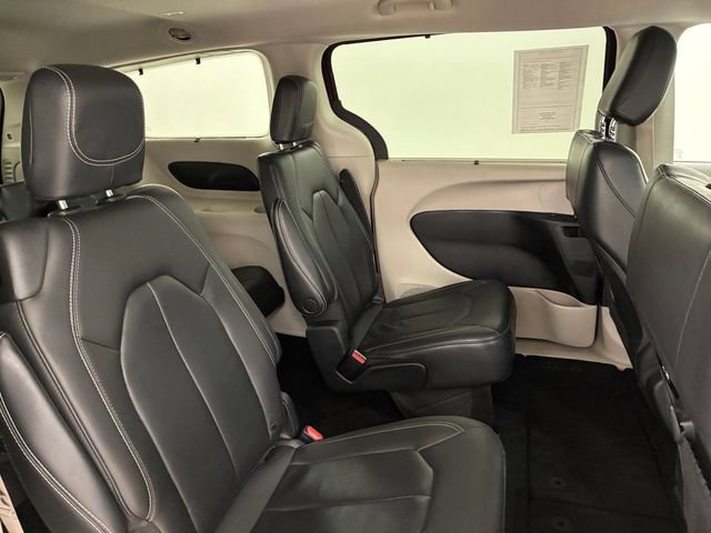 Used 2022 Chrysler Pacifica Touring-L AWD/4WD image 16
