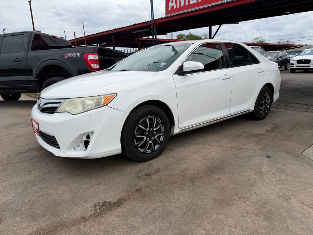 Used 2014 Toyota Camry LE image 10
