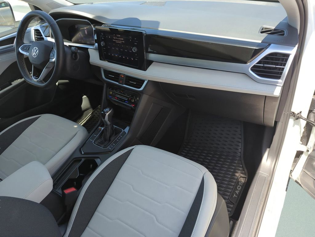 Used 2025 Volkswagen Taos SE w/ Panoramic Sunroof Package FWD image 18