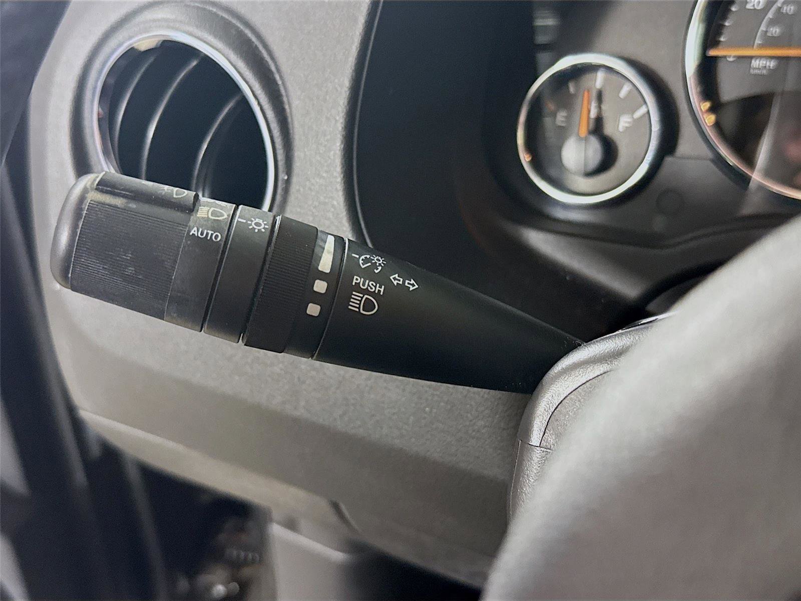 Used 2017 Jeep Compass Latitude FWD image 4
