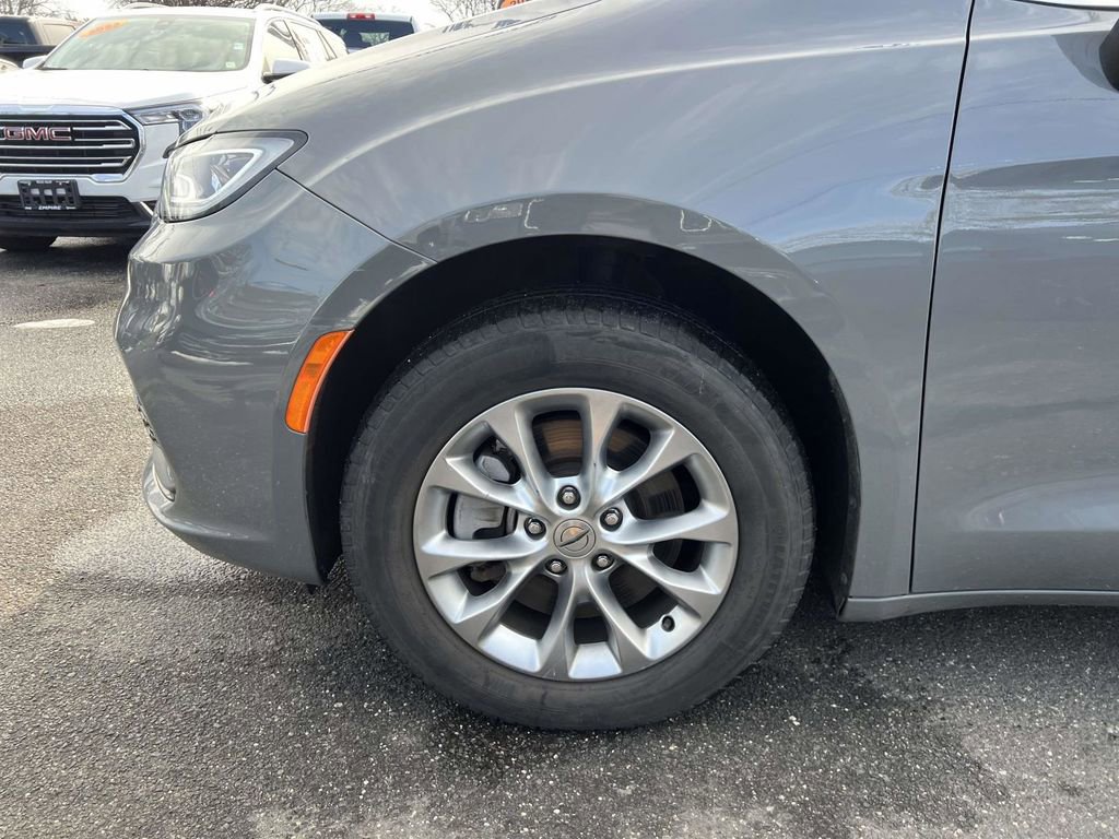 Used 2023 Chrysler Pacifica Touring-L image 10