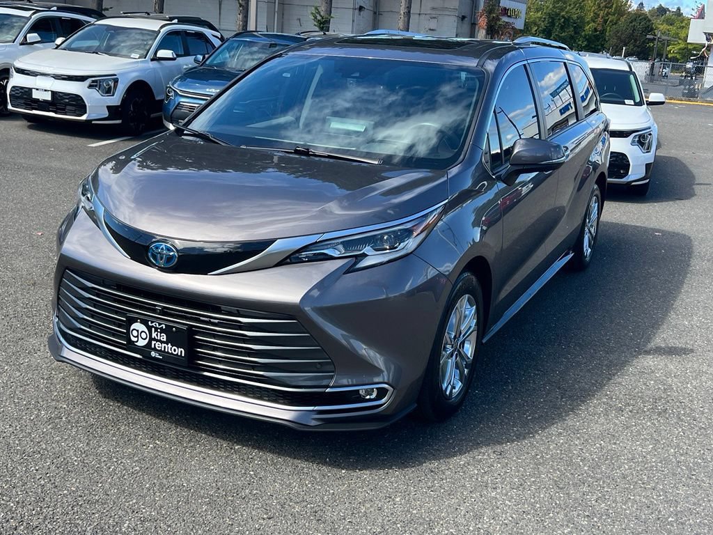 Used 2022 Toyota Sienna Platinum AWD/4WD image 5