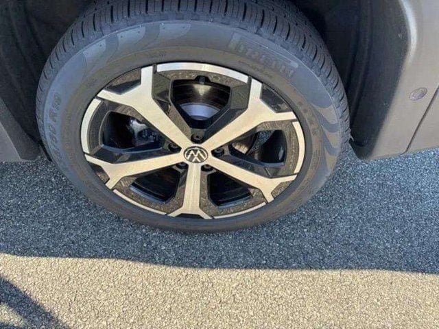 Certified 2025 Volkswagen Tiguan SE AWD/4WD image 11