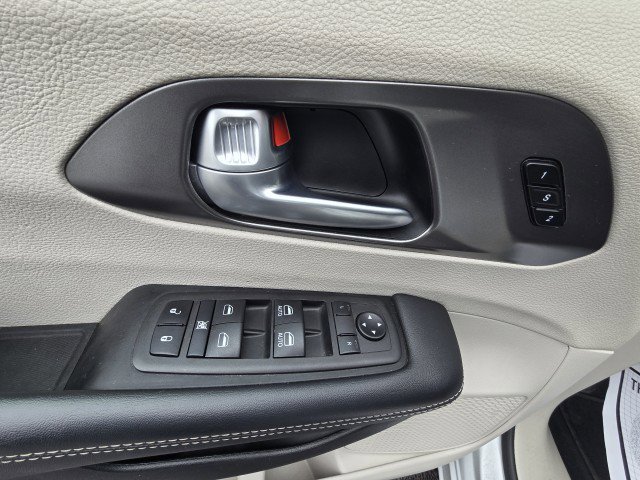 Used 2024 Chrysler Pacifica Touring-L image 18