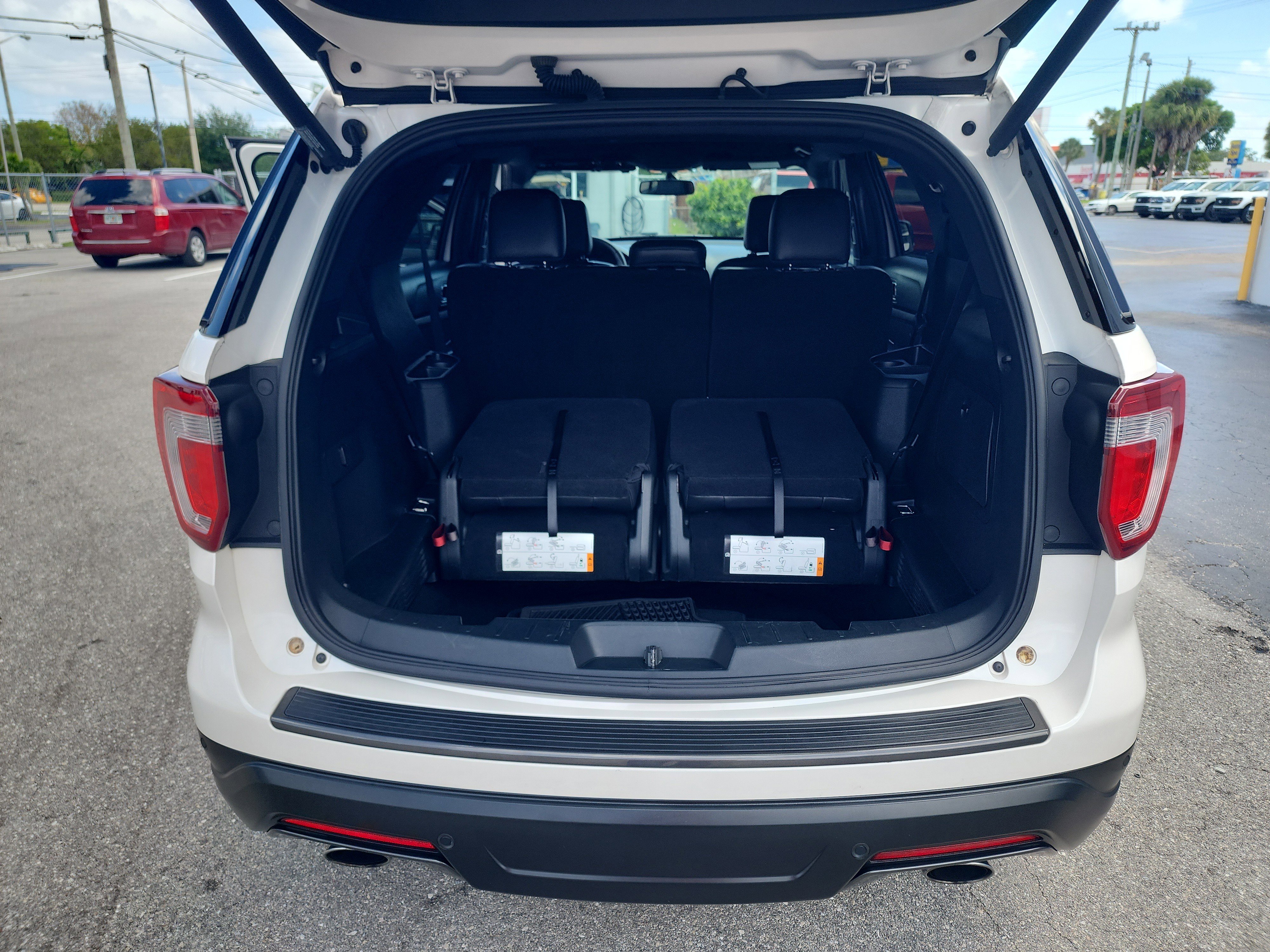 Certified 2018 Ford Explorer XLT w/ Equipment Group 202A image 17