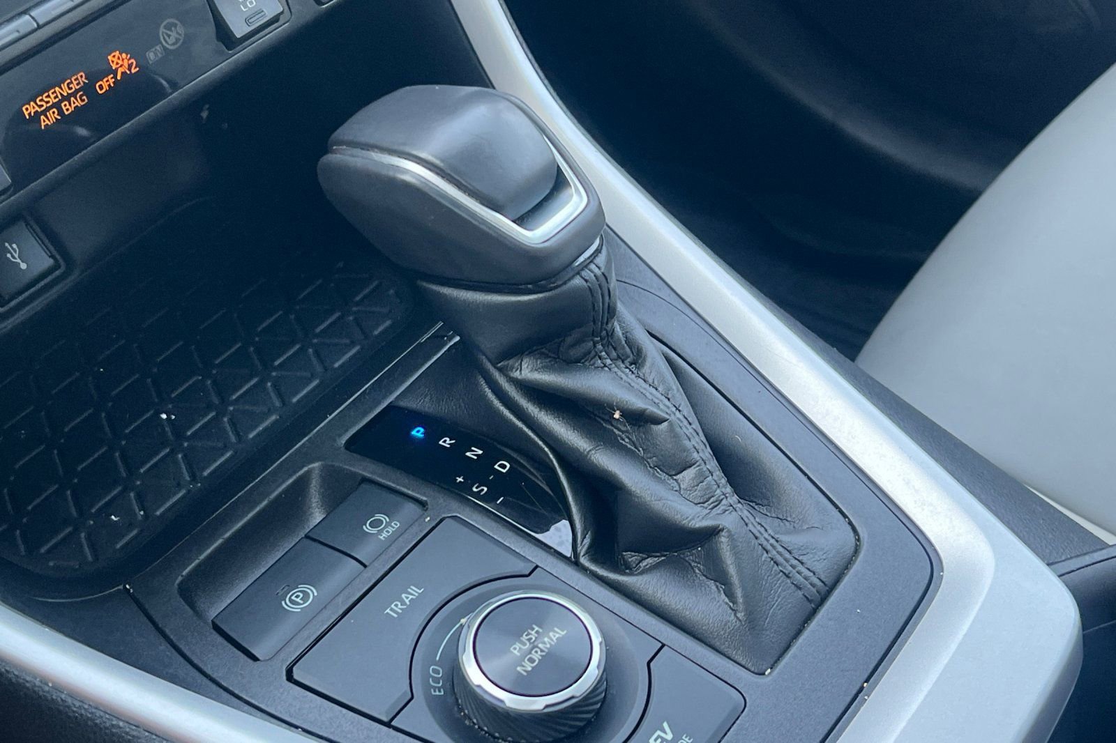 Used 2022 Toyota RAV4 XLE Premium image 21