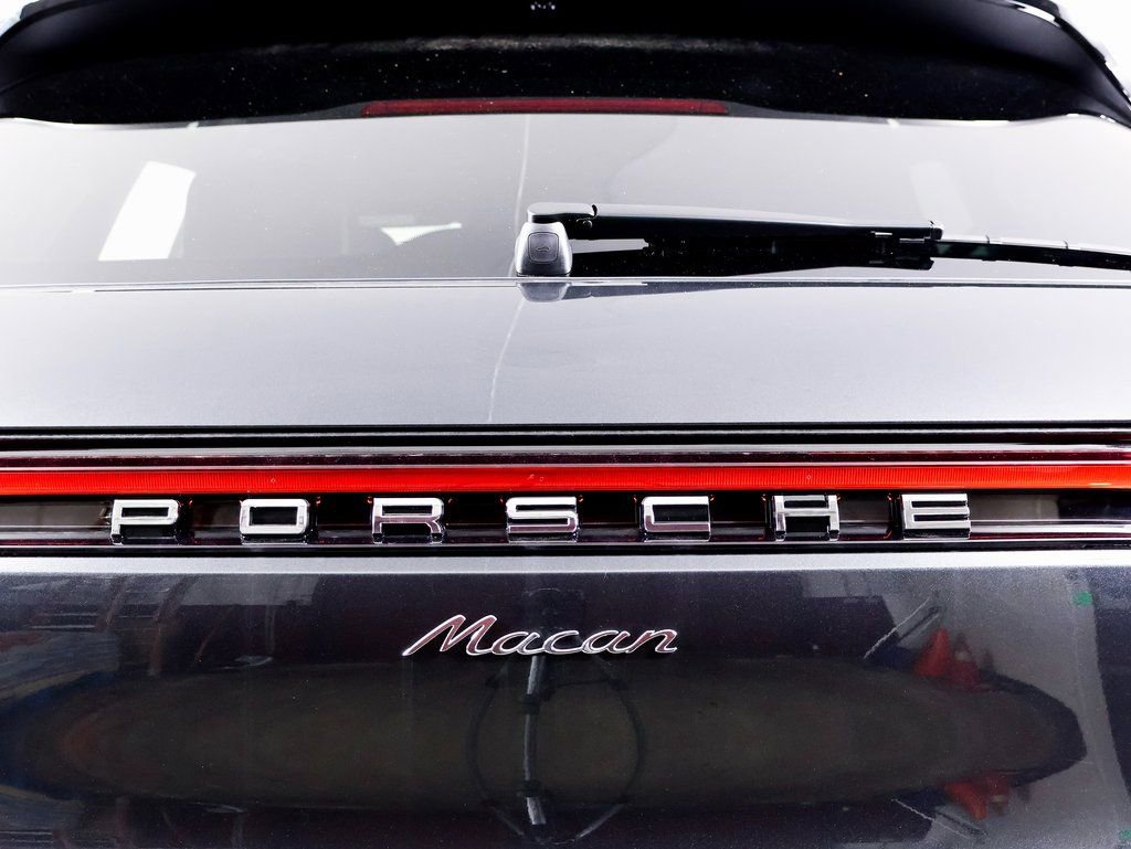 Certified 2025 Porsche Macan AWD/4WD image 16